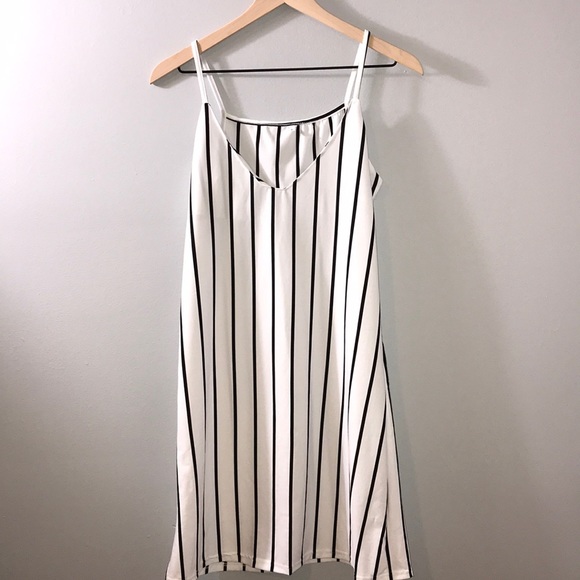 🥰 Black and White Striped Dress - Picture 1 of 3